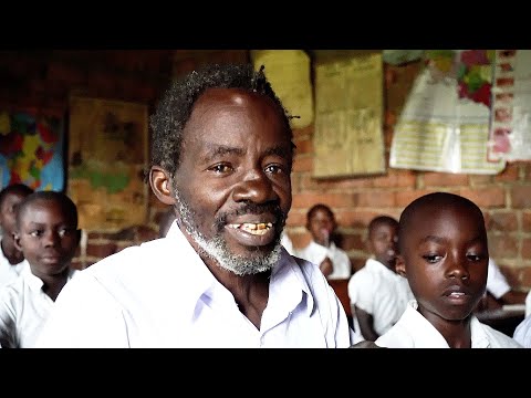 Umusaza wimyaka 71 wiga mumashuli abanza yatunguye abantu | Burya yigana nabuzukuru be