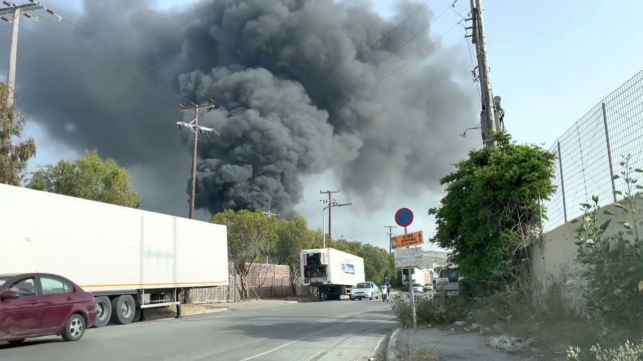 Feuer in einer großen Produktionsanlage in Heraklion