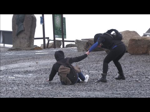 Orkan auf Brocken: Menschen werden umgeweht und Hund droht weggerissen zu werden