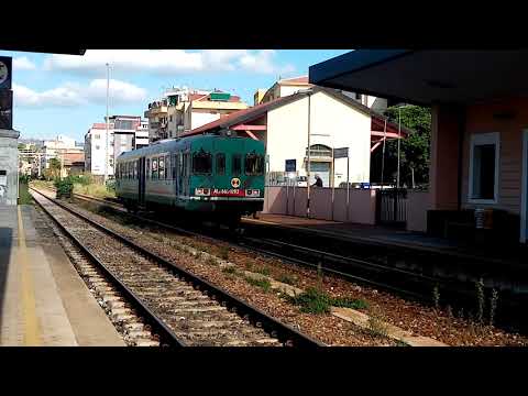 Il REG CZ Lido-Locri con 5 minuti di ritardo alla Stazione di Soverato (CZ)