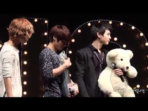 [Fancam] 101122 SHINee Thailand Fan Party - Minho Jonghyun Playing Ribbon