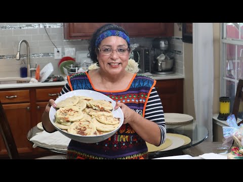 Pupusas de queso y loroco.