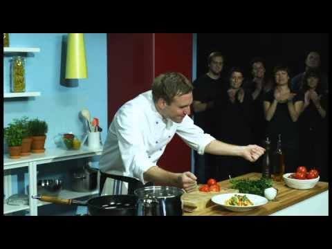 Jag gör rösten till en Guldfågelreklam. Regissören var ute efter sportreferatskänslan.