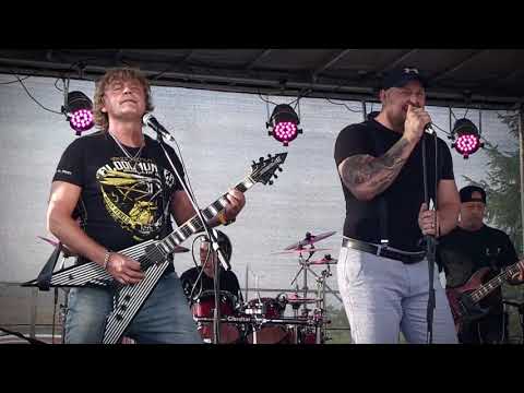 Black Ewe - Koukám jako blázen