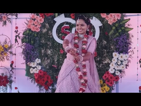 Bride Surprises Everyone With a Dance at the Baraat ! Indian Wedding Dance !