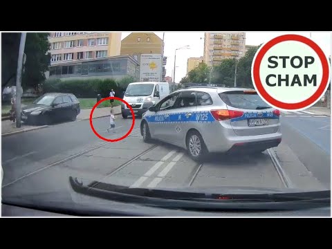 Malutkie dziecko na środku ruchliwej ulicy