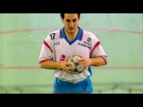 Juan Fco. Vidal "peina" a Lorenzo Rico. Copa Europa 91/92. Teka-Barcelona. Semf-IDA. Santander