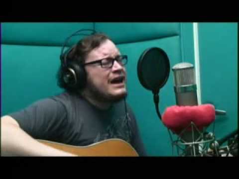 Leon Polar cantando "Aún" sesión acústica desde su estudio