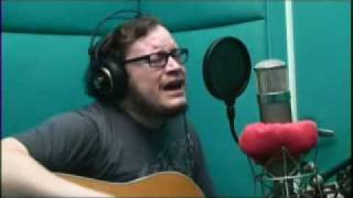 Leon Polar cantando 