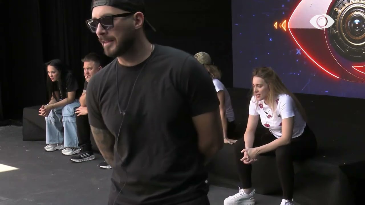 Juli provon të shënojë gol, Romeo në rolin e komentatorit