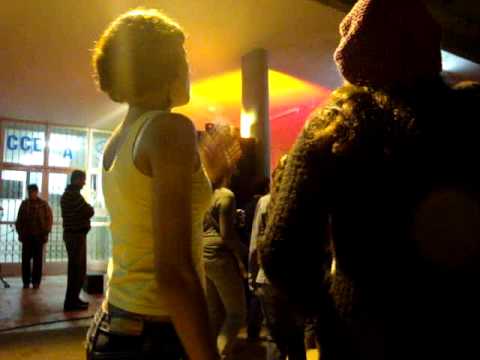 Ale e Fran sambando da recepção dos calouros ufsc 2009-2