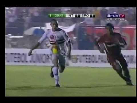Melhores momentos do atacante Julio César.