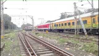 preview picture of video 'Back to Back Trains at Kalyan Junction Combo of Deccan Queen,Pune-Indore and AC Duronto'