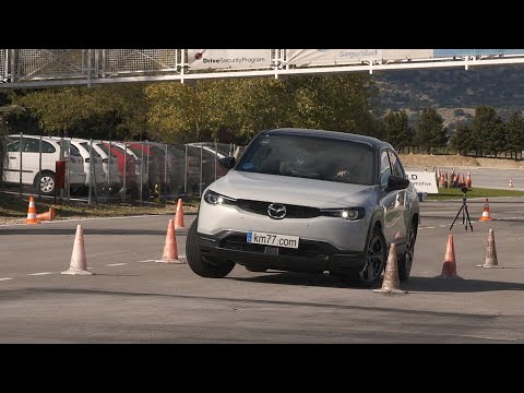 Mazda MX-30 2020 – Maniobra de esquiva (moose test) y eslalon| km77.com