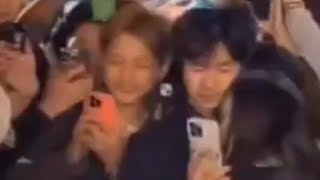 长沙解放西广场是一男一女在活动중국 후난성 창샤라는 도시에서 한 코스프레어가 저렇게 있다가 The Changsha Eating chicken in Jiefang West