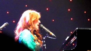Tori Amos covers &quot;Carnival&quot; at the Manchester Apollo, 4th Nov 2011