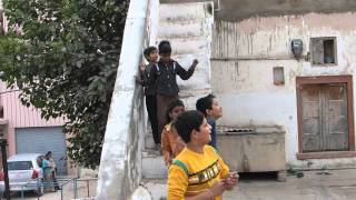 preview picture of video 'Inde 2013 : Bikaner - devant un temple Jain'