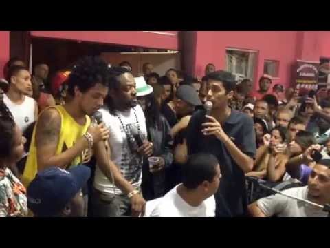 Mosquito versando com  Xande de Pilares e  Jhonatan Alexandre (Mamute) no espaço cultural Cartola.