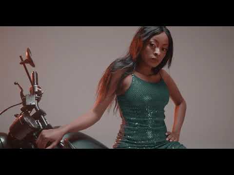 Young Lunya - Moto (Official Music Video)
