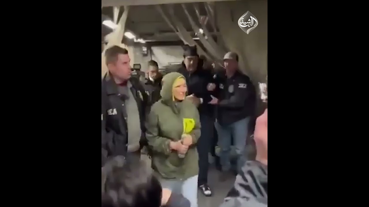 فيديو | مشاهد توثق لحظة وصول الرئيس الفنزويلي المعتقل نيكولاس مادورو وزوجته إلى نيويورك