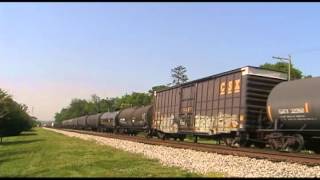 preview picture of video 'CSX 8373 SD40-2 leads Q361 a 128 car manifest at Glendale, Ohio'