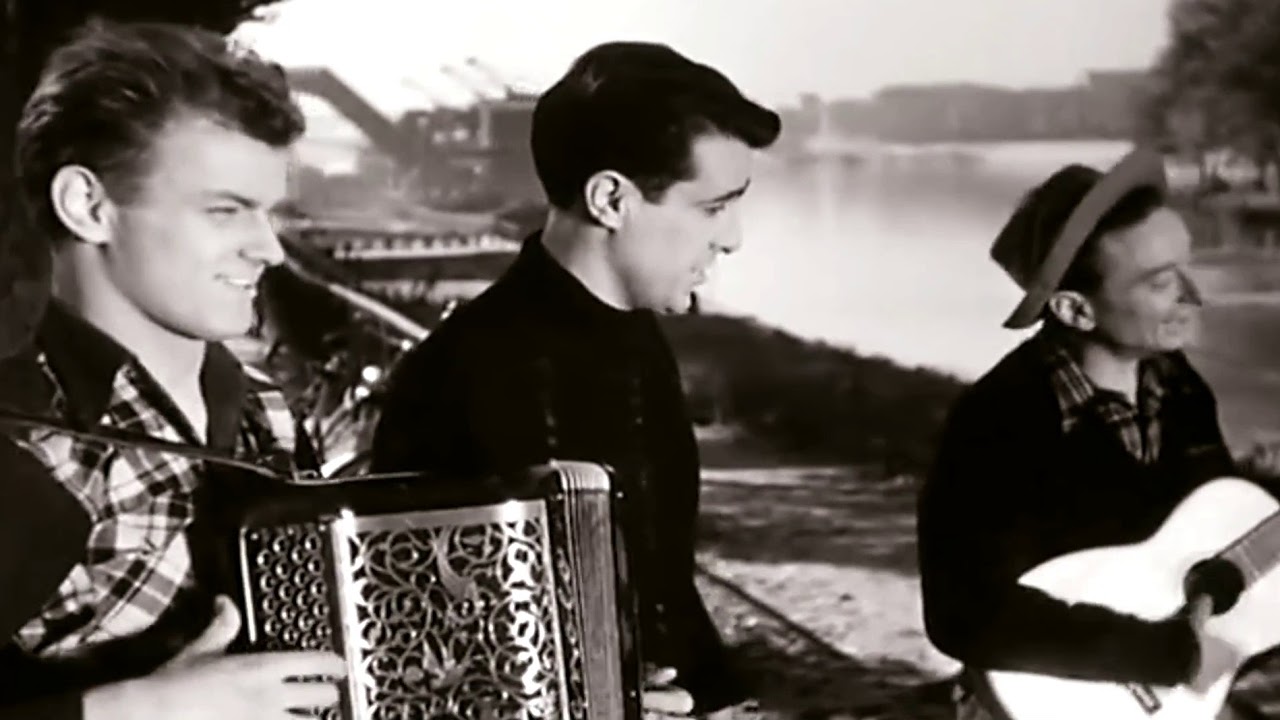 Miniature de la vidéo Sous le ciel de Paris  1951 du film Sous le ciel de Paris