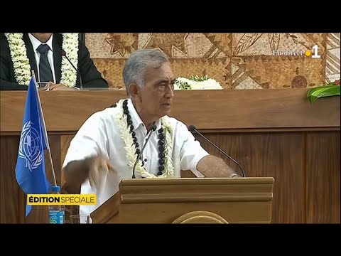 Oscar Temaru chante des paroles de Henri Hiro sur une mélodie d'Emma Terangi