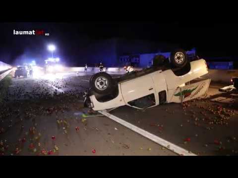 Nächtliche Apfelernte auf der Westautobahn bei Sattledt nach schwerem Auffahrunfall