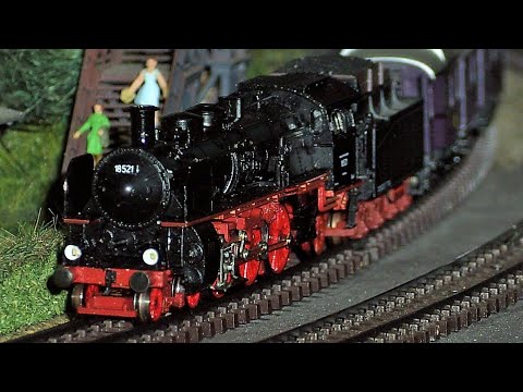 Spur N, BR18 mit "RHEINGOLD" Wagen.