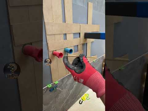 Dieser Mann hat die Fliese mit einer äußerst cleveren Methode perfekt an ihren Platz gesetzt.