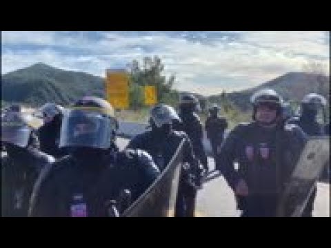 Catalan separatists block Spain-France border