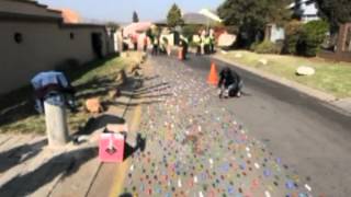 preview picture of video 'Tom Tom - World's Largest Miniature Traffic Jam in Vilakazi Street (Soweto)'