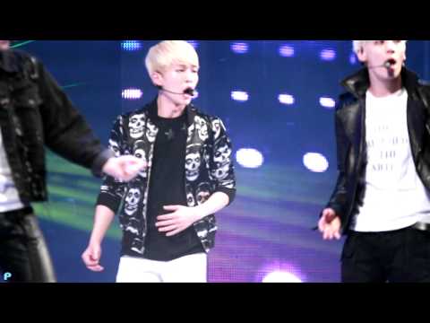 130928 Onew - Gorgeous Golden Boy @ LG Dream Festival