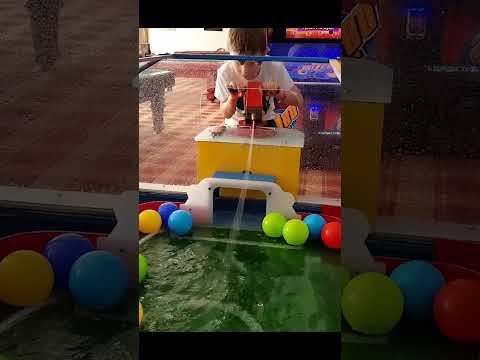 Bogdy and Alexandra sprinkle balls to win