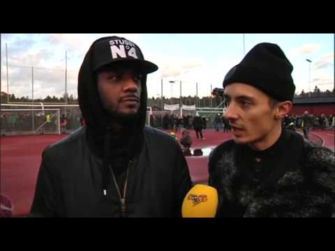 Adam Tensta och Daniel Adams-Ray på plats vid demonstrationen i Kärrtorp