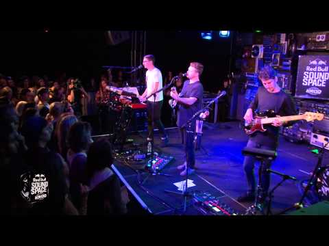 Alt-J - Left Hand Free (Live at The KROQ Red Bull Sound Space)