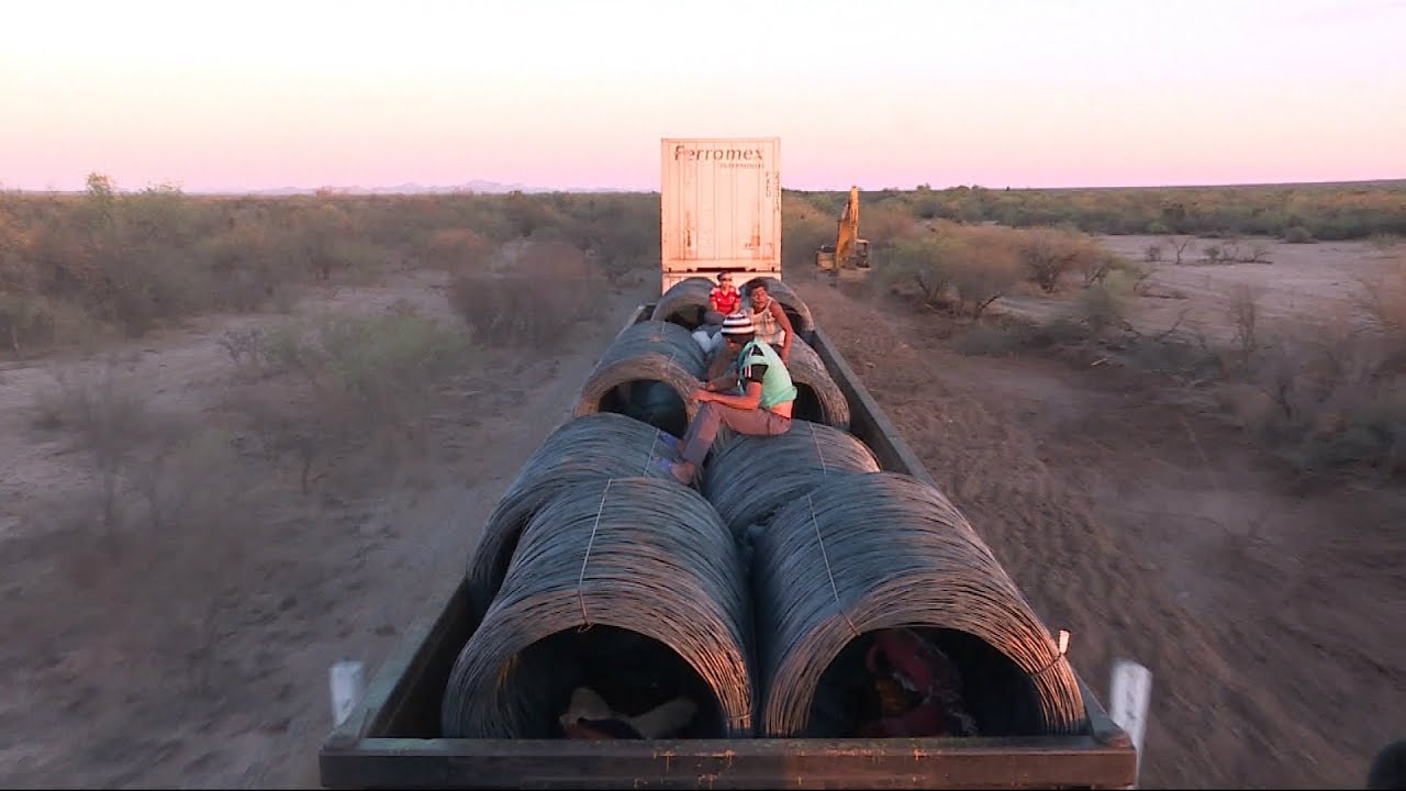México: a bordo de “La Bestia”, el tren de carga utilizado por los migrantes