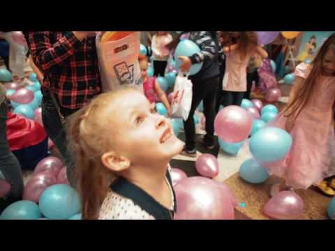 Сброс воздушных шаров из сетки на праздник