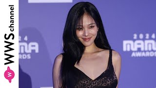 BIBI、胸元あらわなブラックドレスで『2024 MAMA AWARDS』レッドカーペットに登場！