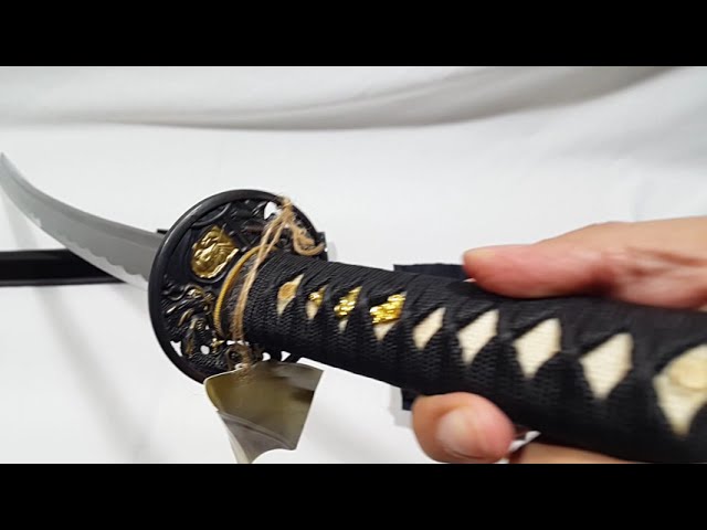 Vídeo relacionado con Set de katanas samurái, juego de 3 espadas con empuñadura de aleación de zinc, hojas de acero 1095 (52/75/100 cm), entrenamiento y colección de artes marciales, sin afilar (Dragón Negro)