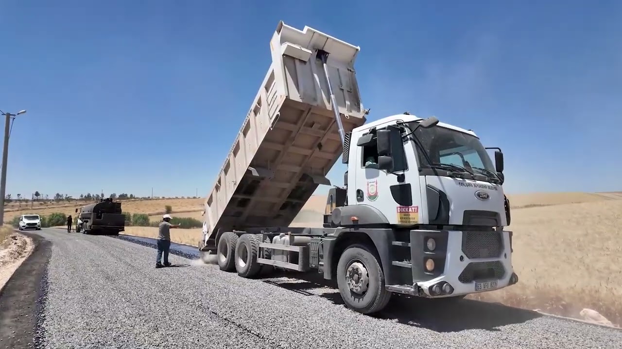 HALİLİYE KIRSALINDA YOLLAR SATHİ ASFALT KAPLAMAYLA YENİLENİYOR