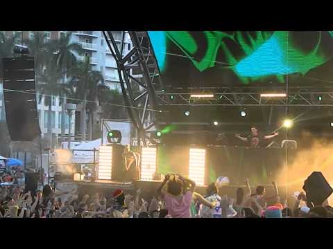Hardwell- "At Night vs. Numb vs. Who Is Ready To Jump" Ultra Music Festival 2013 (15) 3/24