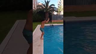 Salto a la piscina
