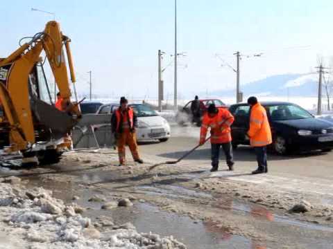 Trafic infernal pe Europeana din cauza unei tevi sparte la Valea Lupului