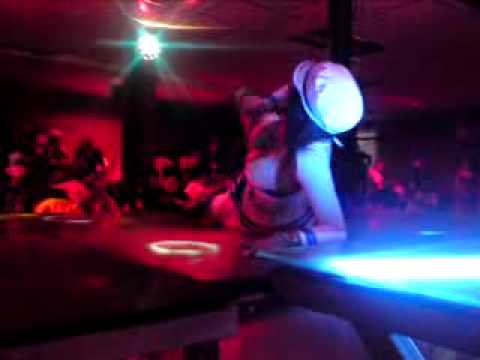Chica Sexy Bailando en el GATO Night club.MP4