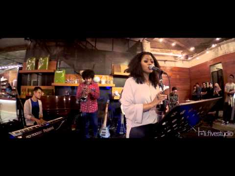 Day Dream by Dira sugandi Feat Barry Likumahuwa (Holiday Week Jazz 2014)