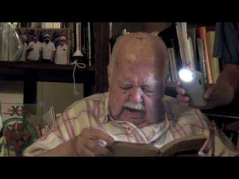 Juan Mari Bras lee de Luis Llorens Torres