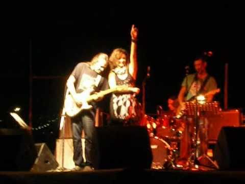 SOFIA ARVANITI FYLLO STON ANEMO / KOKKINI KOLASI LIVE SUMMER 2010 - Video by Kosdil