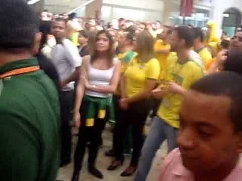 Assistindo jogo no telao no meu trampo no banco.AVI