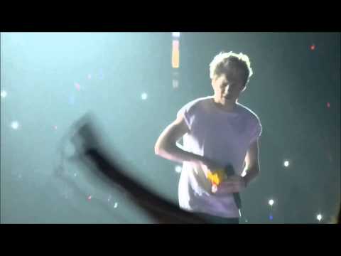 One Direction eating on stage (Part 1)